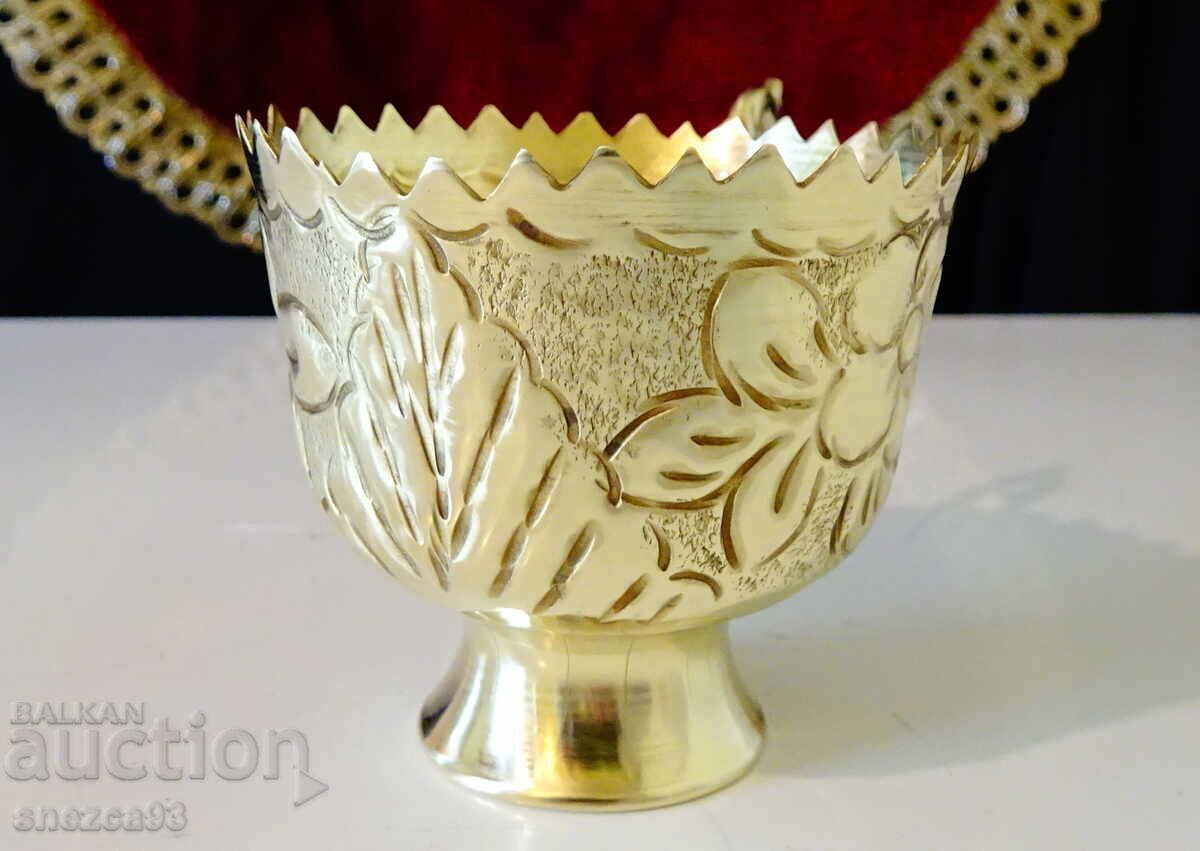 Арабски бронзови чаши 6 броя,релефни цветя. с цена 90.00 лв. | € 46.02 Арабски бронзови чаши 6 броя,релефни цветя. с цена 90.00 лв. | € 46.02