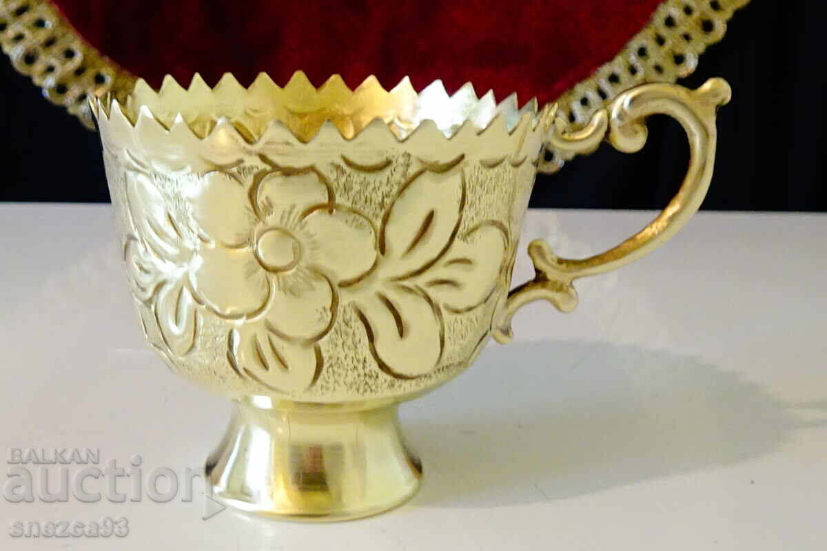 Арабски бронзови чаши 6 броя,релефни цветя. Арабски бронзови чаши 6 броя,релефни цветя.