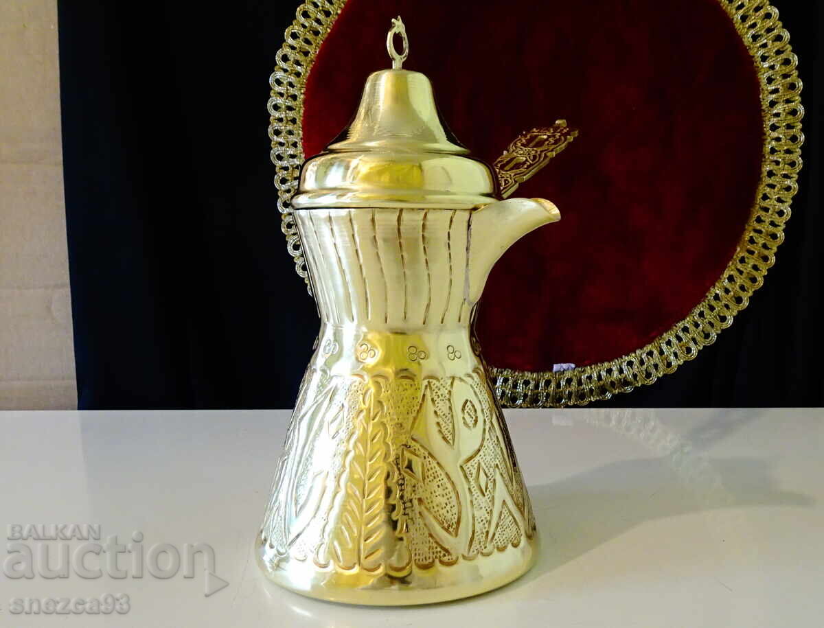 Ibric cu capac, cană, bronz cu preț 69.00 BGN | € 35.28