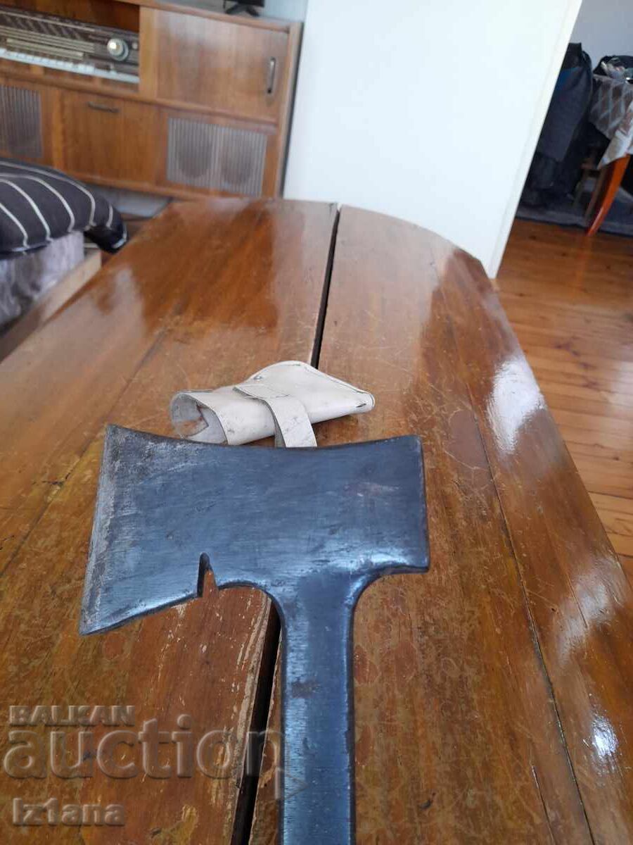 Auction  Old tourist axe, hatchet