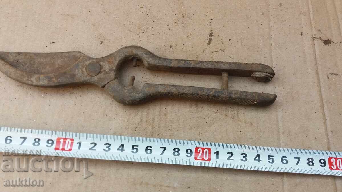 OLD MASSIVE WINE-GROWING SHEARS with price 3.99 BGN | € 2.04