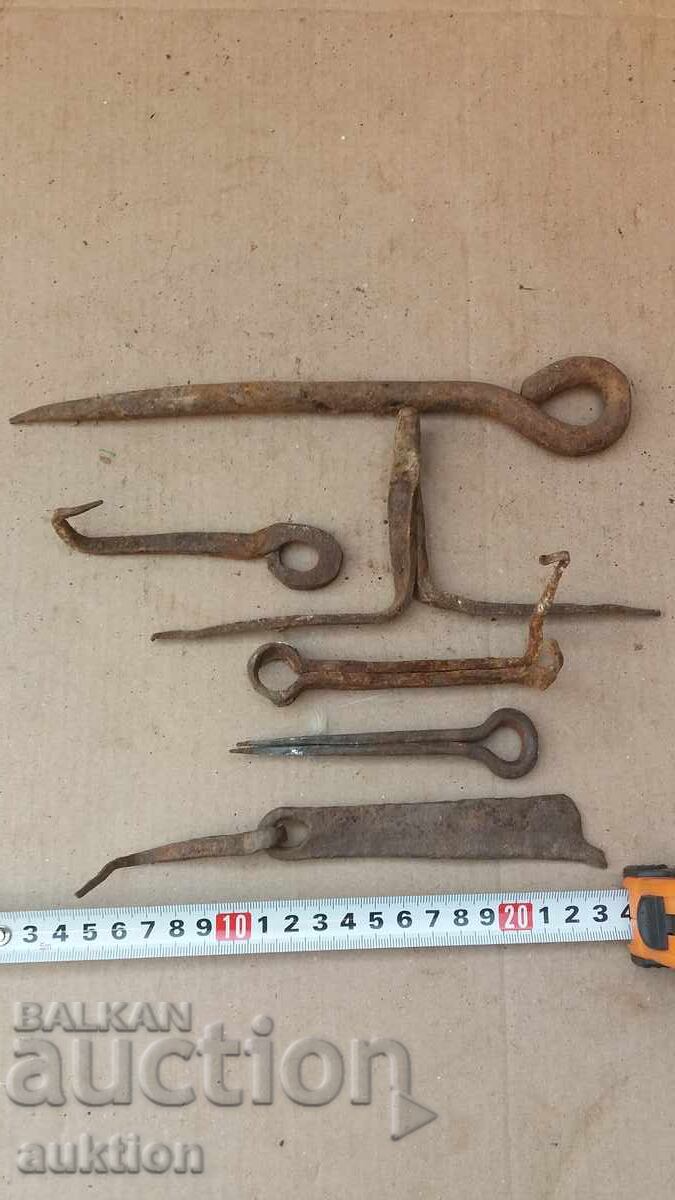 КОВАНИ МАСИВНИ ХАЛКИ ЗА ЗАКЛЮЧВАНЕ НА ПОРТИ с цена 3.99 лв. | € 2.04