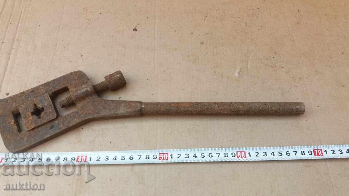 Аукцион МАСИВЕН СОЦ. ИНСТРУМЕНТ ЗА НАПРАВА НА РЕЗБА НА ТРЪБИ