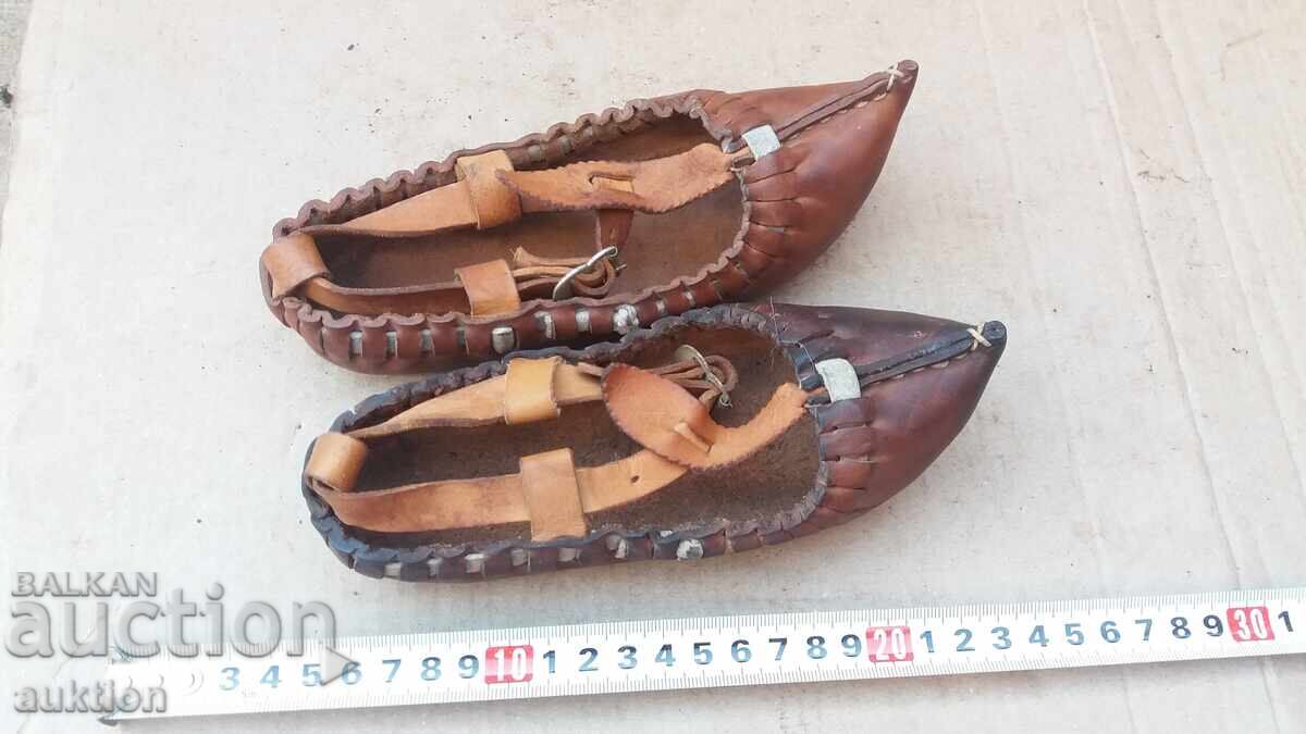 Auction  CHILDREN'S SHOES - SIZE 28