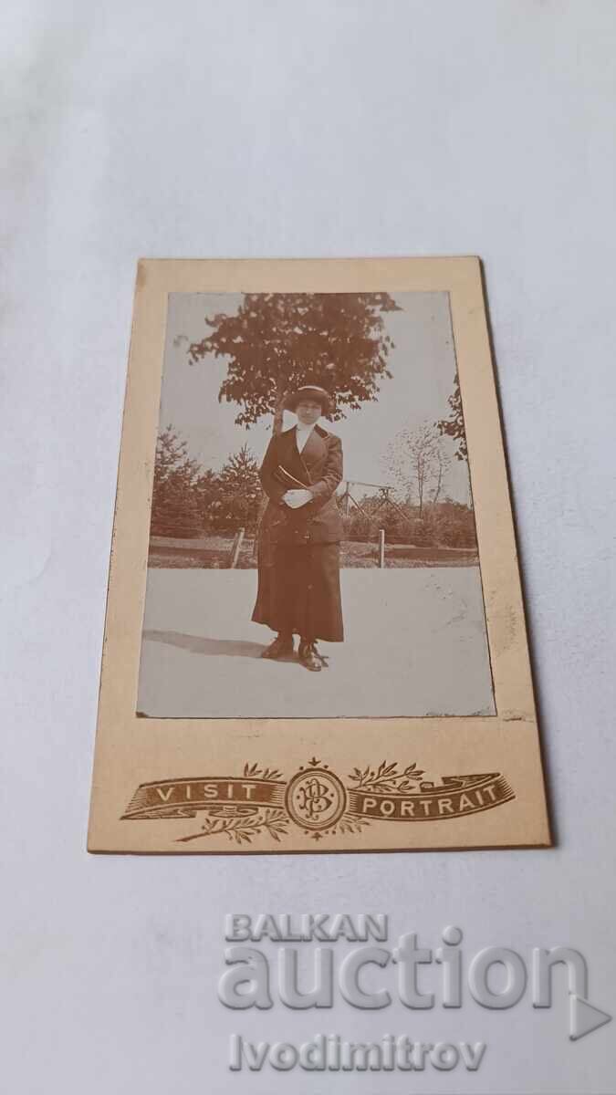 Fotografie Femeie îmbrăcată în negru Carton