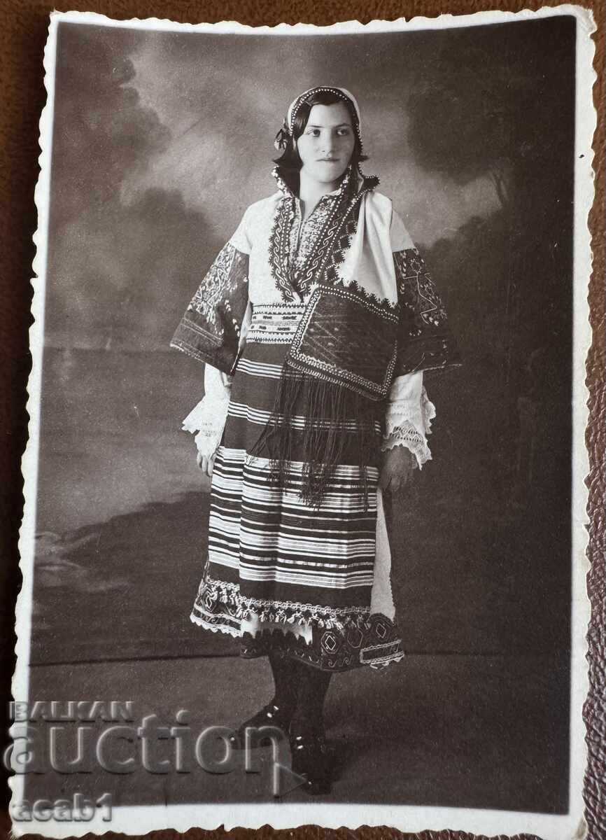 Makedonska bŭlgarka s Nosiya Makedonska bŭlgarka s Nosiya