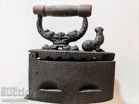 Un fier de călcat vechi în flăcări