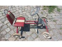 Cărucior mare vechi pentru copii cu pedale