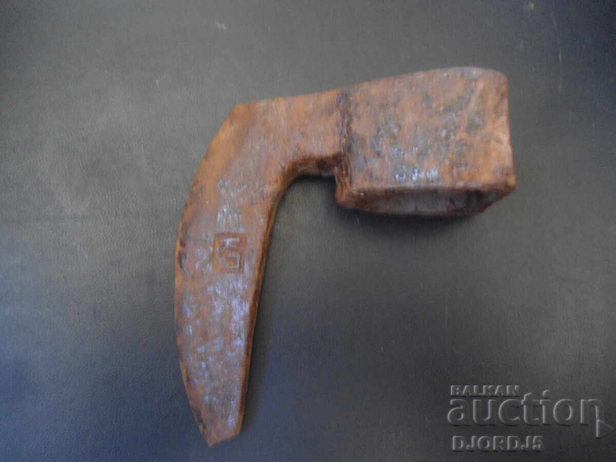 Παλιό τσεκούρι, τσεκούρι, σημάδι με τιμή 10.00 BGN | € 5.11 Παλιό τσεκούρι, τσεκούρι, σημάδι με τιμή 10.00 BGN | € 5.11