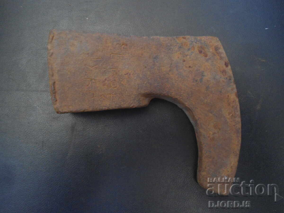 Стара брадва, секира, маркирана с цена 10.00 лв. | € 5.11 Стара брадва, секира, маркирана с цена 10.00 лв. | € 5.11