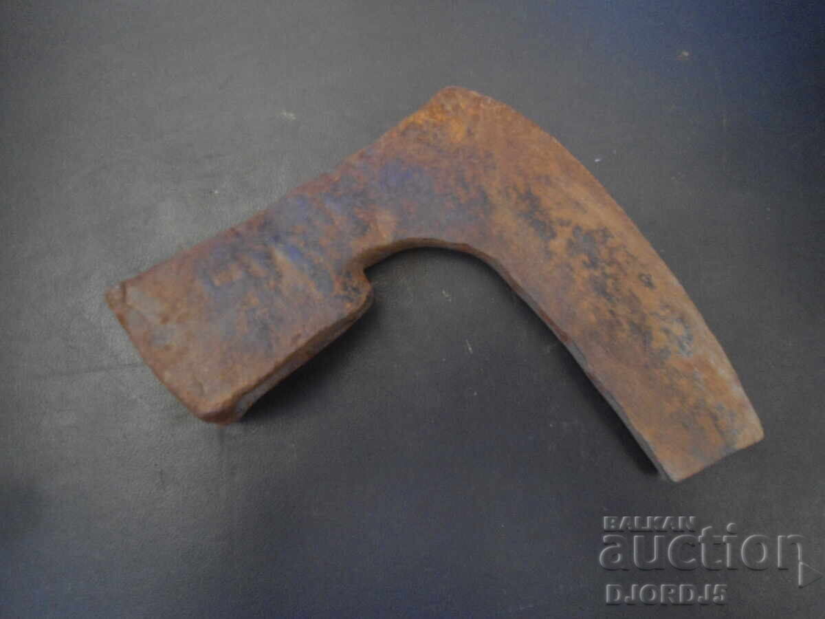 Стара брадва, секира с цена 10.00 лв. | € 5.11