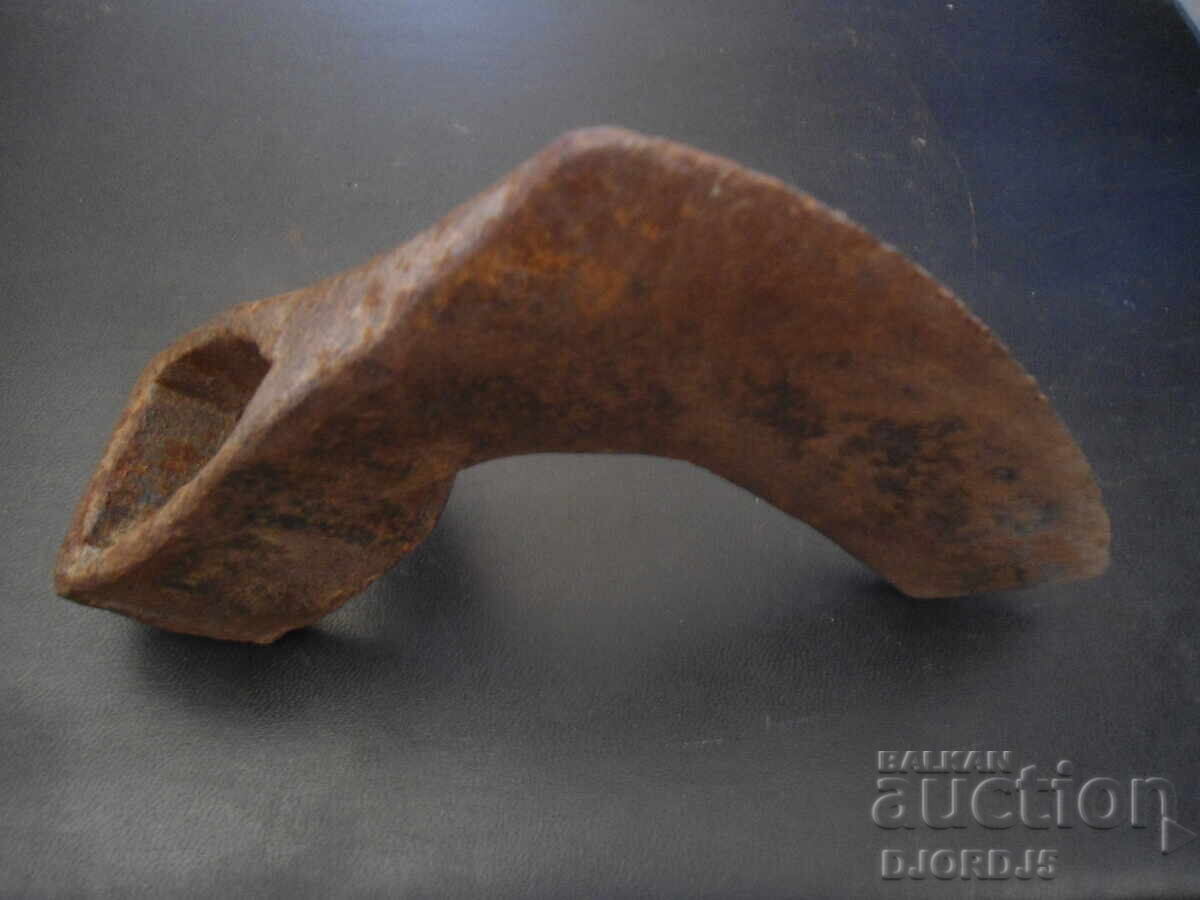 Стара брадва, секира