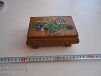 Cutie din lemn lucrată manual