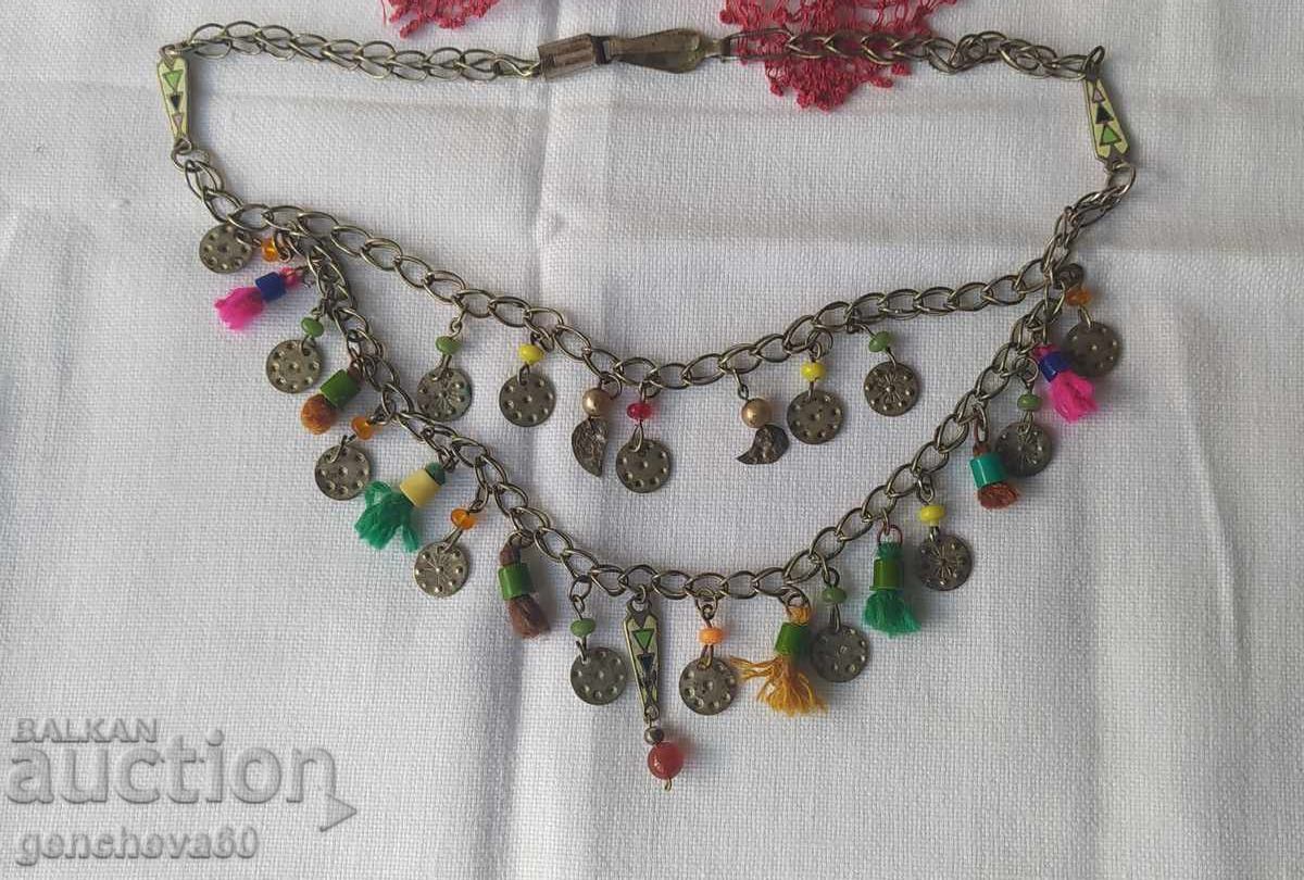 Delivery of Revival-era jewelry, dog collar, trembler-saçan