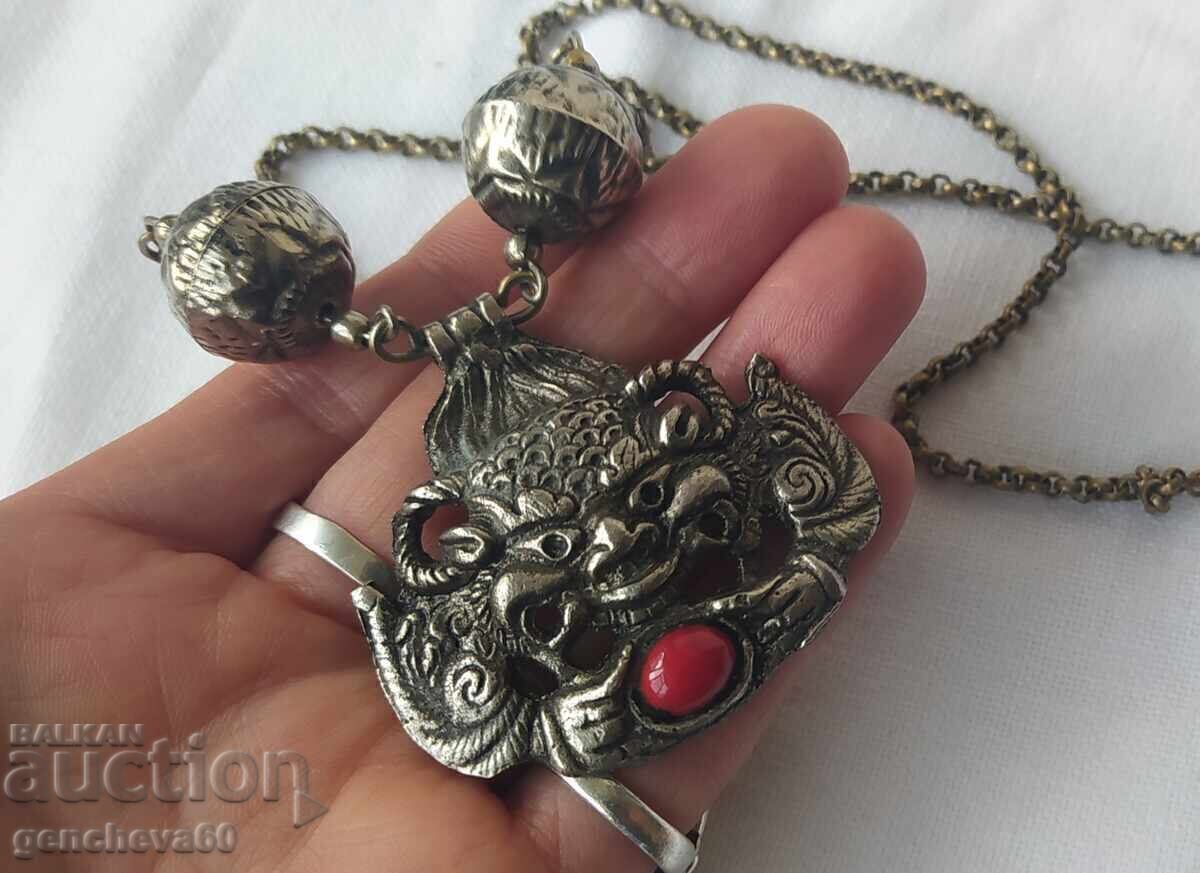 Colier vintage nepalez cu pandantiv Dragon cu preț € 21.00 | 41.07 BGN Colier vintage nepalez cu pandantiv Dragon cu preț € 21.00 | 41.07 BGN