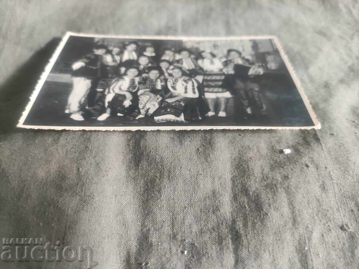 Μαθήτριες με παραδοσιακές φορεσιές, μετά την γιορτή του γυμνασίου 1942