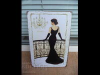 Placă metalică modă rochie lungă neagră balcon candelabru petrecere