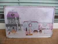 Placă metalică modă bijuterii ruj lac de unghii ochelari de soare parfum