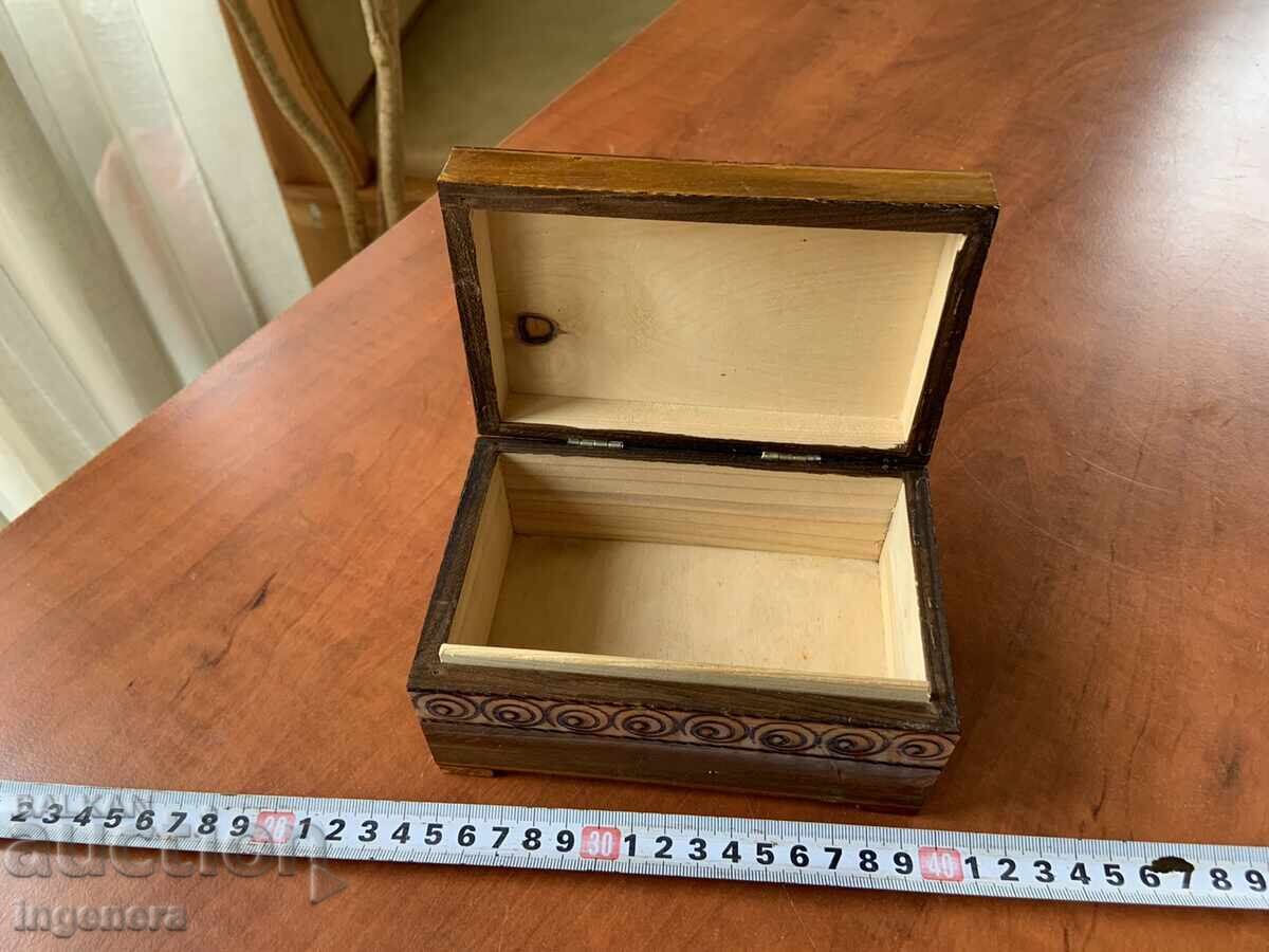 Licitație CUTIE LEMN PIROGRAF DESEN ANTICHI DIN SOCA MOSTRA Licitație CUTIE LEMN PIROGRAF DESEN ANTICHI DIN SOCA MOSTRA