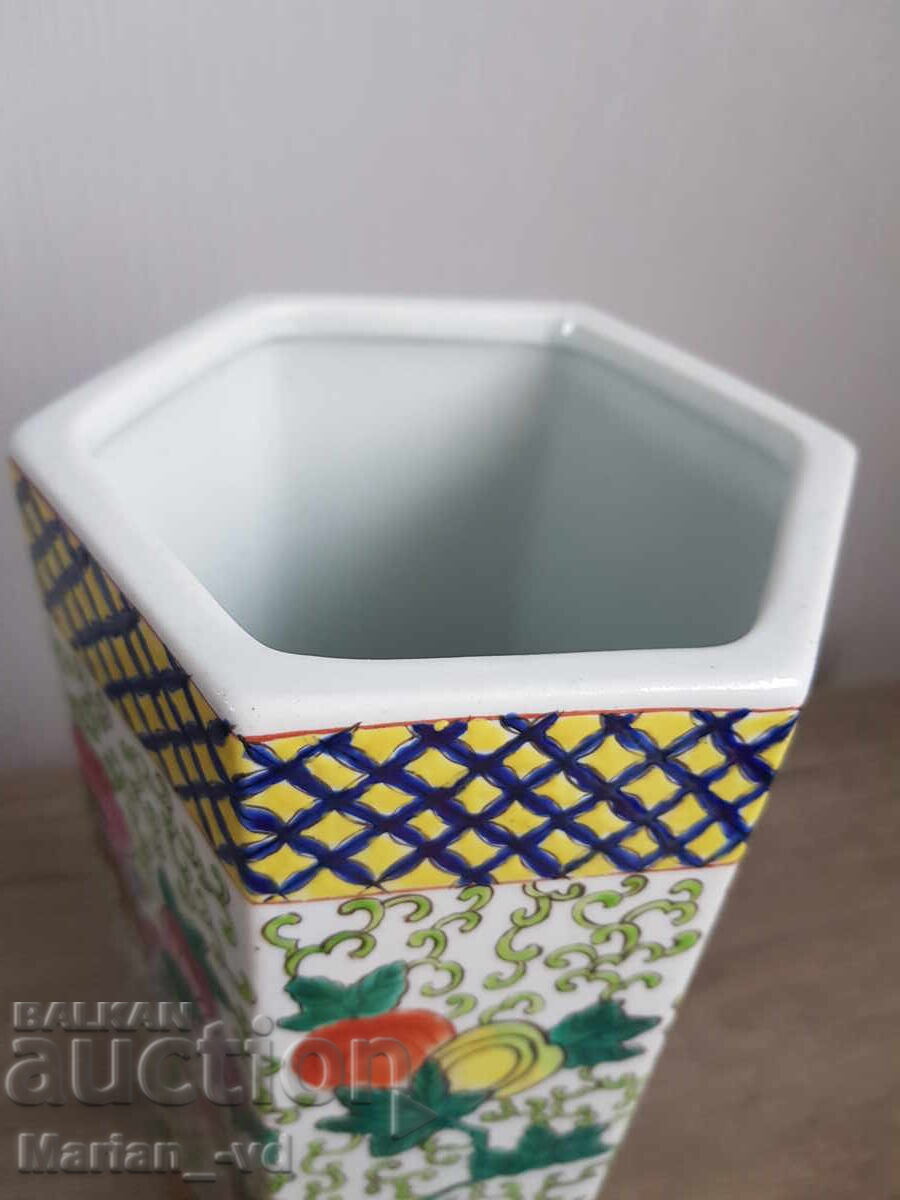 Delivery of Old Chinese hand-painted vase, 30s Delivery of Old Chinese hand-painted vase, 30s