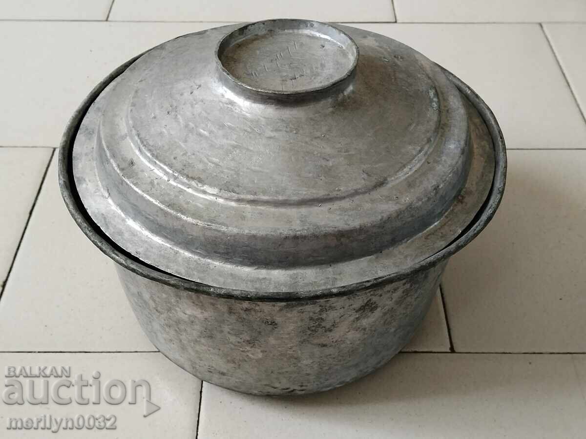 Παλιό τσίγκινο δοχείο, χάλκινο δοχείο με καπάκι με τιμή 109.00 BGN | € 55.73