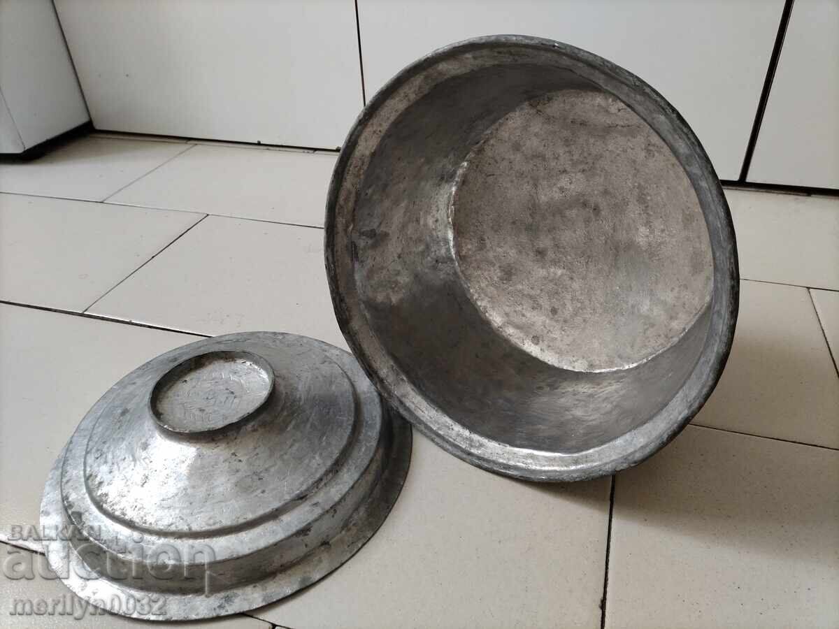 Δημοπρασία Παλιό τσίγκινο δοχείο, χάλκινο δοχείο με καπάκι