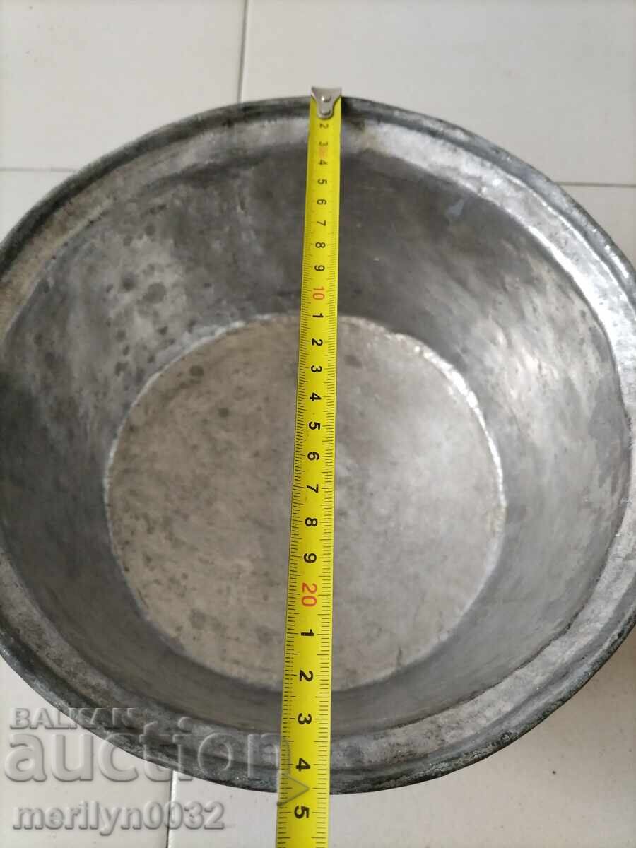 Παράδοση Παλιό τσίγκινο δοχείο, χάλκινο δοχείο με καπάκι