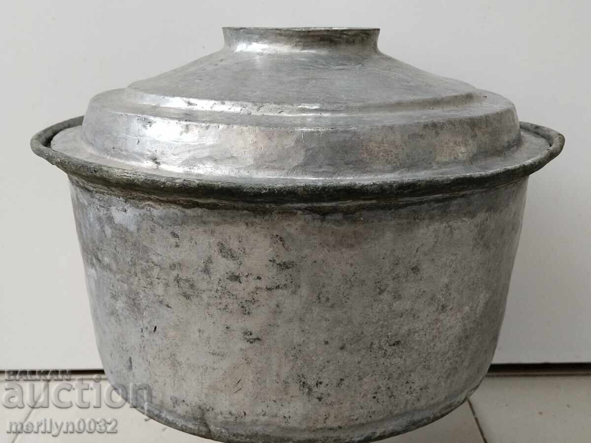 Παλιό τσίγκινο δοχείο, χάλκινο δοχείο με καπάκι