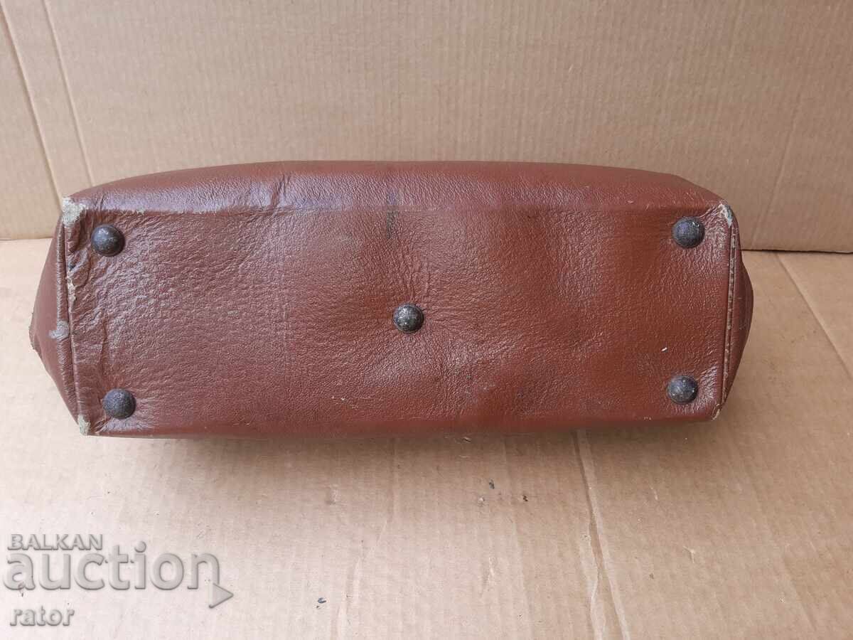 Geantă veche de doctor, din piele - 6