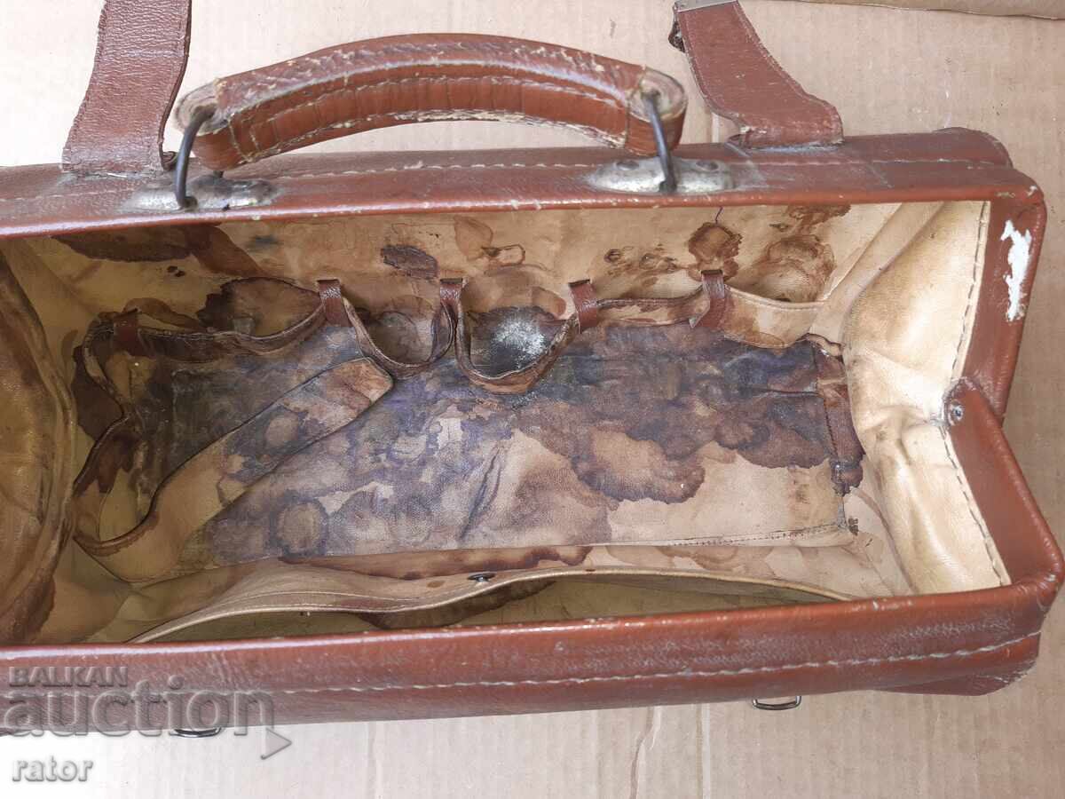 Geantă veche de doctor, din piele - 7