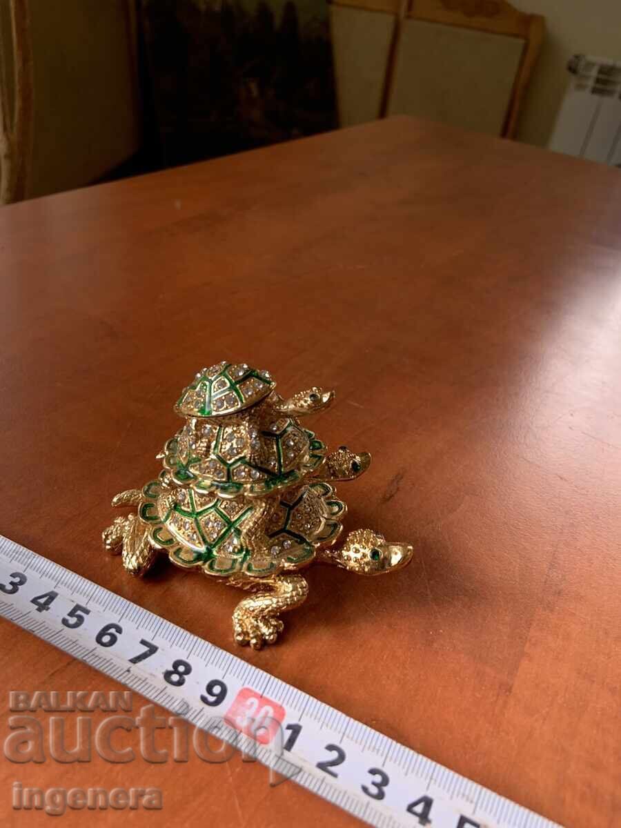 ΣΟΥΒΕΝΙΡ ΚΟΥΤΙ ΚΟΣΤΕΝΟΥΡΚΑ ΤΡΟΪΚΑ ΤΡΙΑ ΕΠΙΠΕΔΑ ΚΑΙΝΟΥΡΓΙΟ ΜΕΤΑΛΛΙΚΟ - 90Χ60MM με τιμή 39.00 BGN | € 19.94