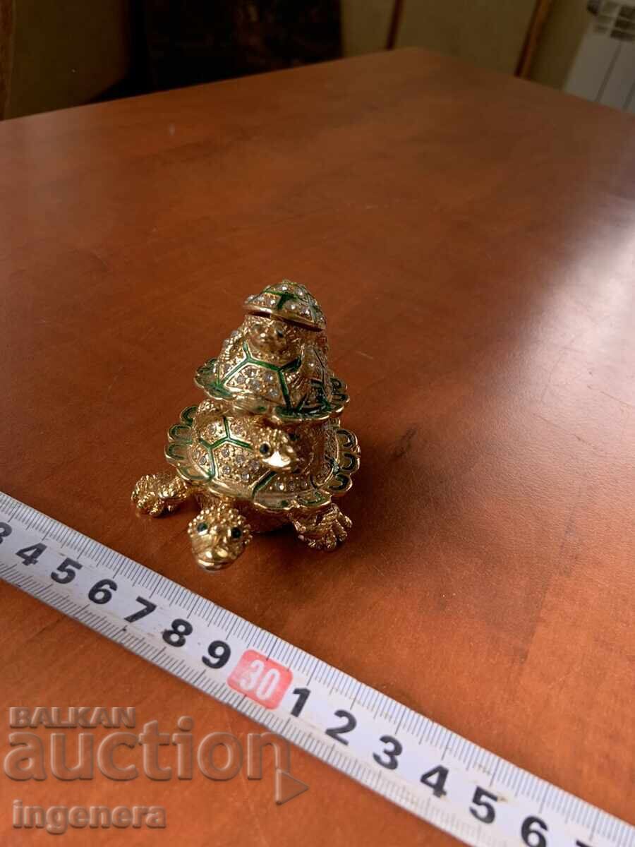 Δημοπρασία ΣΟΥΒΕΝΙΡ ΚΟΥΤΙ ΚΟΣΤΕΝΟΥΡΚΑ ΤΡΟΪΚΑ ΤΡΙΑ ΕΠΙΠΕΔΑ ΚΑΙΝΟΥΡΓΙΟ ΜΕΤΑΛΛΙΚΟ - 90Χ60MM