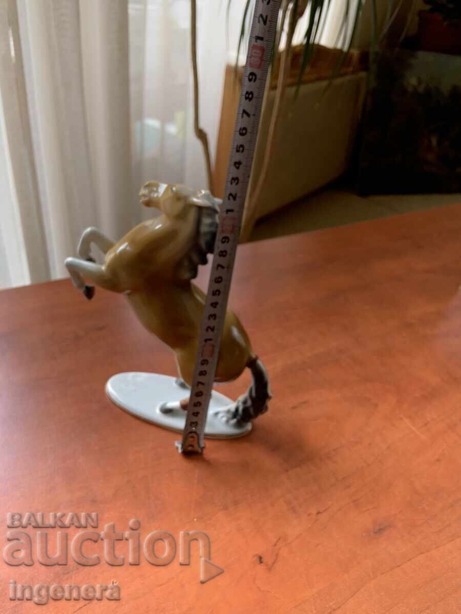 FIGURINĂ DIN PORȚELAN STATUETĂ DE LA PERIOADA SOCIALISTĂ MARCATA cu preț 79.00 BGN | € 40.39