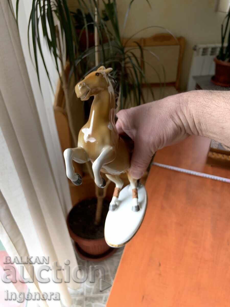 Licitație FIGURINĂ DIN PORȚELAN STATUETĂ DE LA PERIOADA SOCIALISTĂ MARCATA