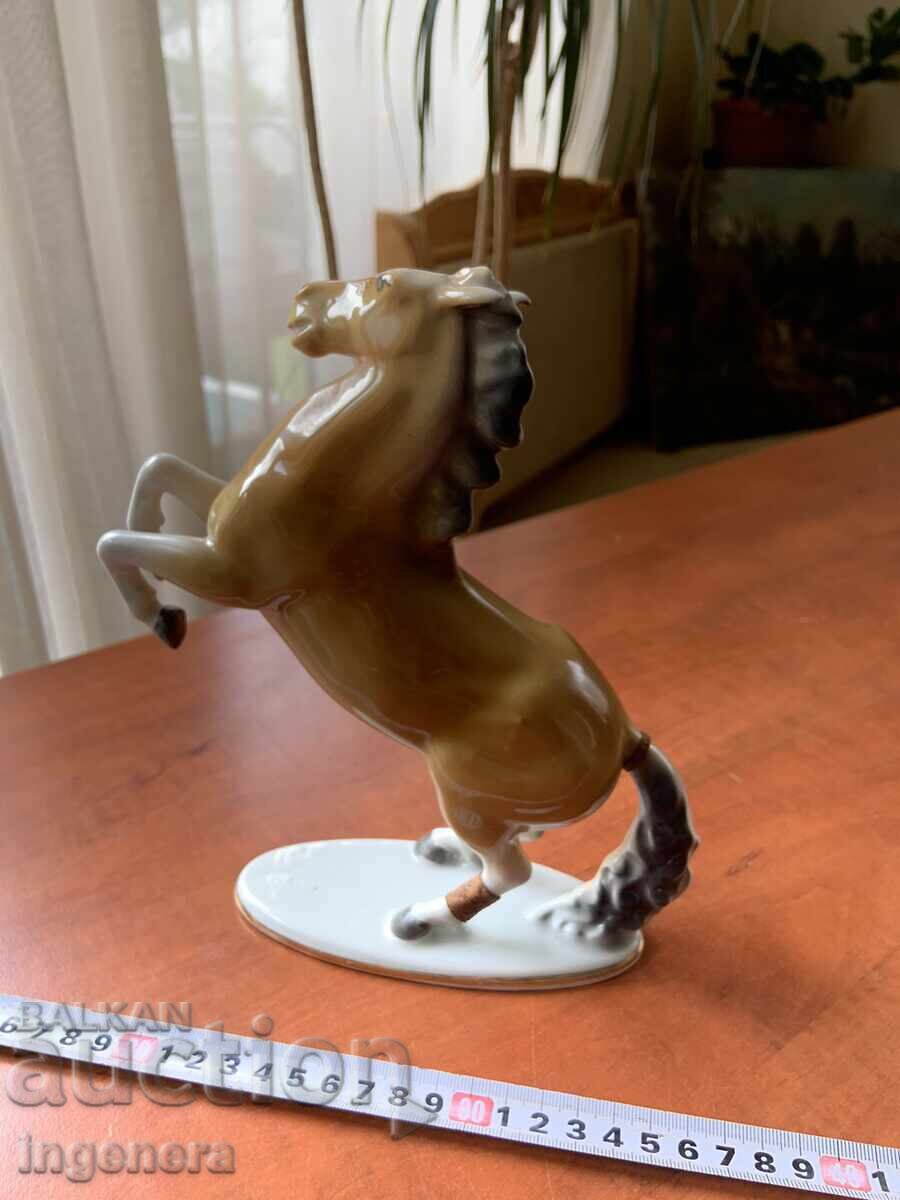 FIGURINĂ DIN PORȚELAN STATUETĂ DE LA PERIOADA SOCIALISTĂ MARCATA