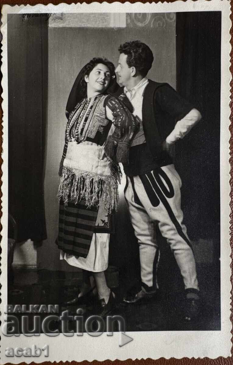 Στούντιο Φωτογραφία Μακεδόνες Βούλγαροι με τιμή 19.99 BGN | € 10.22 Στούντιο Φωτογραφία Μακεδόνες Βούλγαροι με τιμή 19.99 BGN | € 10.22