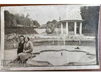 Suvenir din Parcul Băncilor cu fântâna arteziană, anul 1931