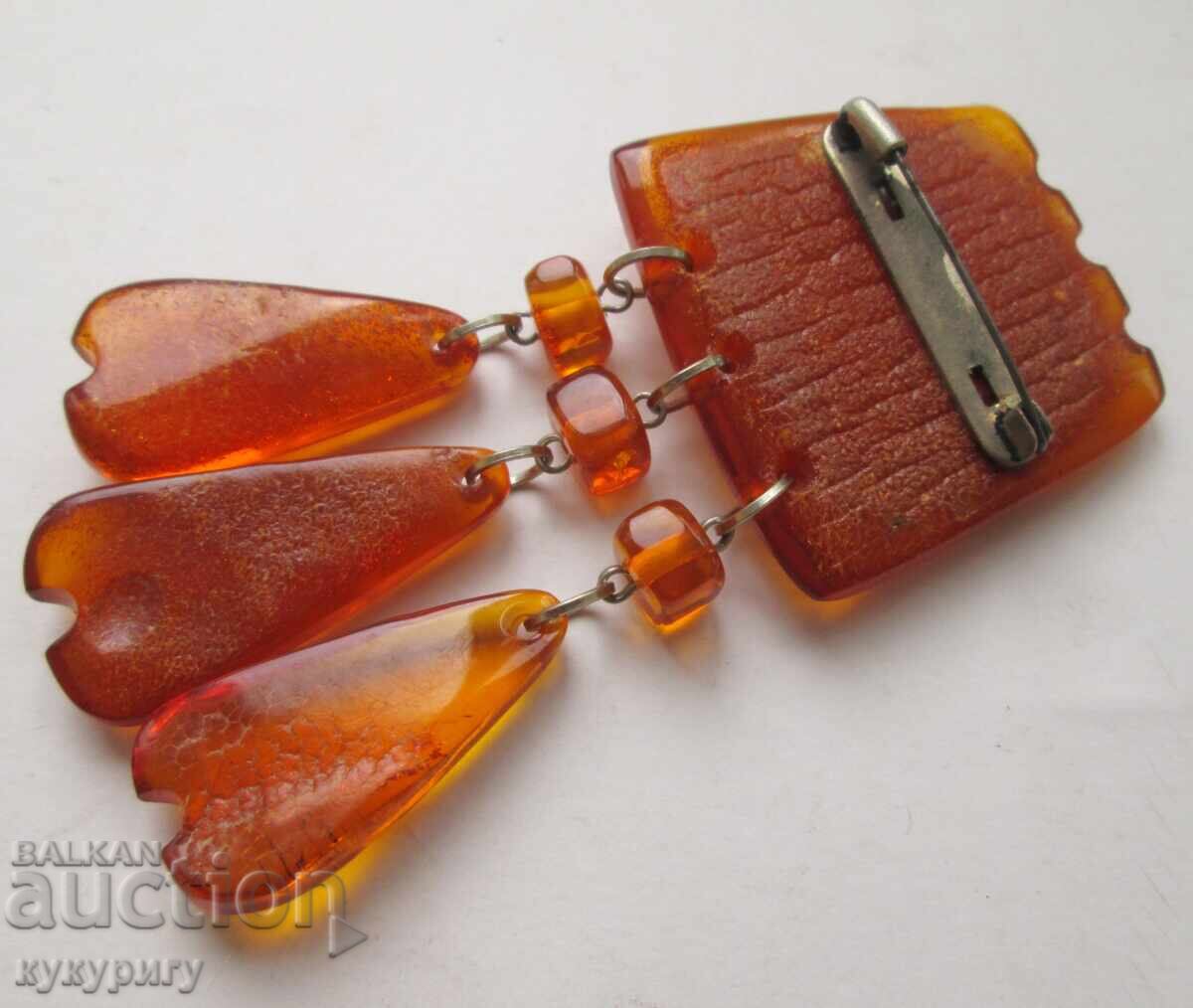 Broșă veche, din perioada socialistă, din chihlimbar natural cu preț 55.00 BGN | € 28.12