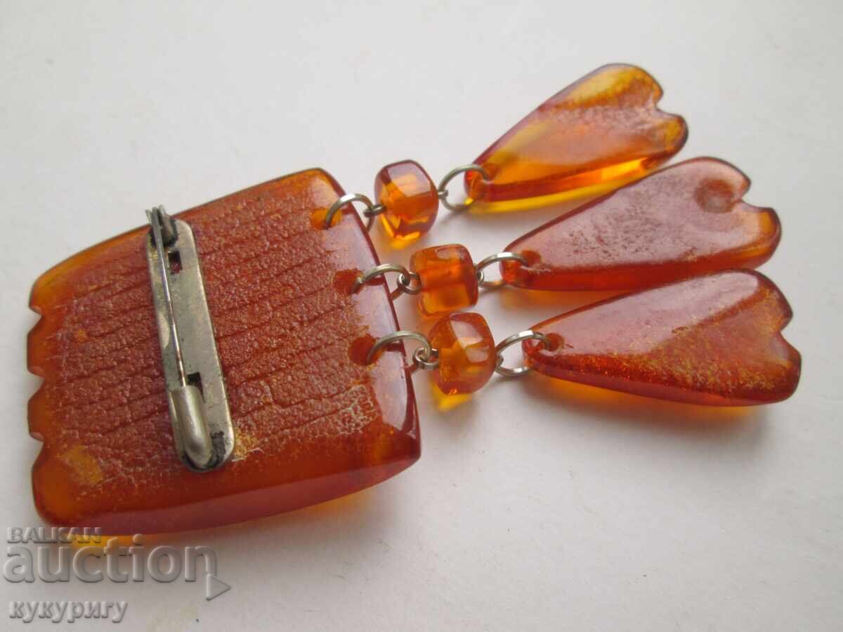 Licitație Broșă veche, din perioada socialistă, din chihlimbar natural