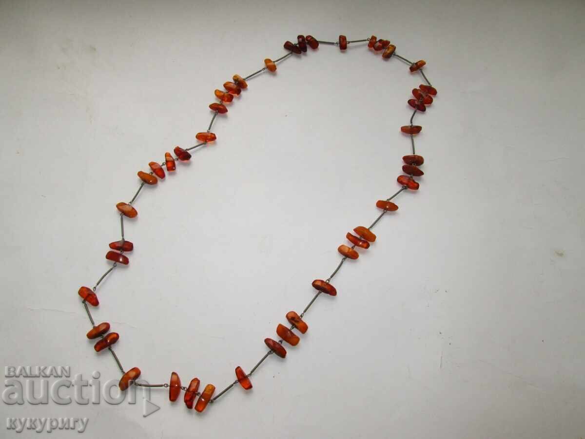 Colier vechi din chihlimbar natural, URSS cu preț 85.00 BGN | € 43.46