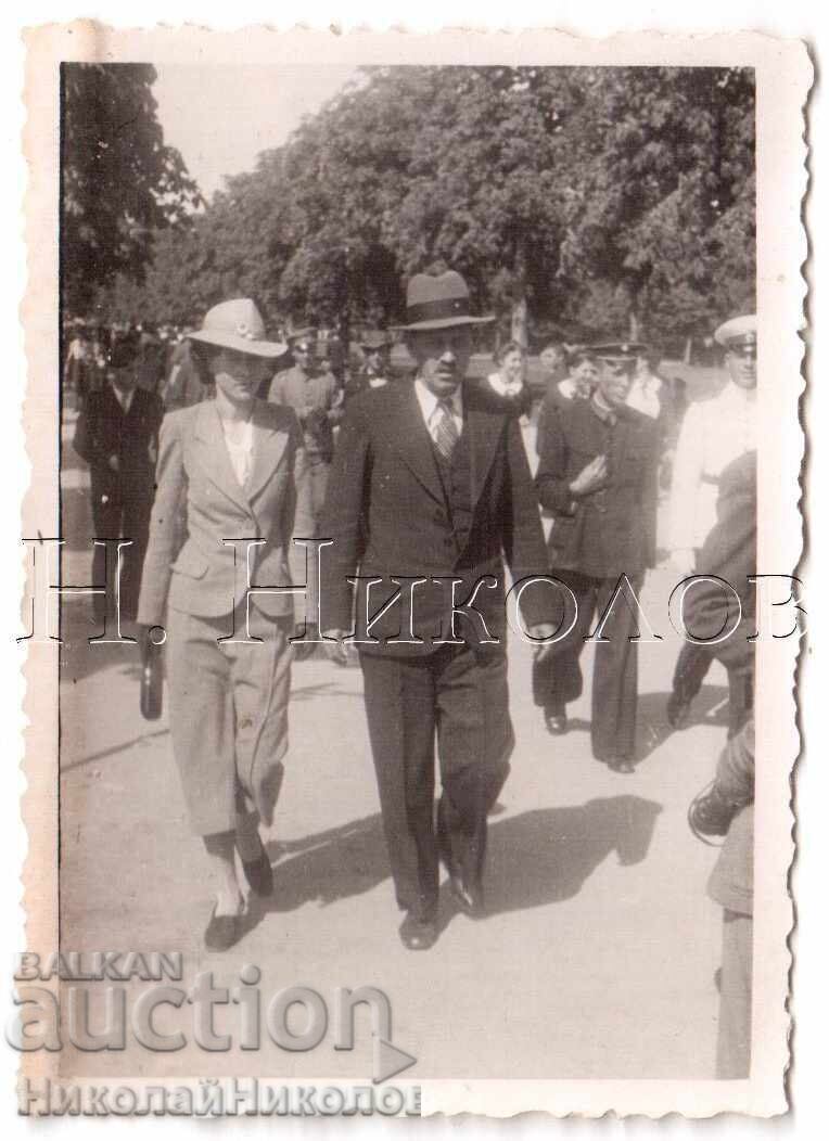 SMALL OLD PHOTO SOFIA MAN AND WOMAN ON A WALK PROCESSION D762