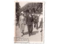 МАЛКА СТАРА СНИМКА СОФИЯ МЪЖ И ЖЕНА НА РАЗХОДКА ШЕСТВИЕ Д762