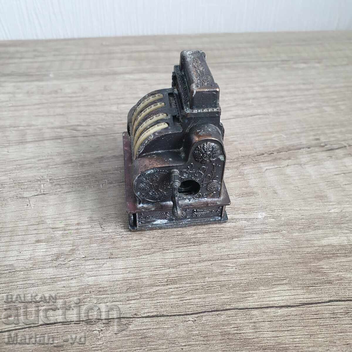 Licitație Ascuțitor de colecție din metal - casă de marcat