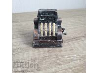 Ascuțitor de colecție din metal - casă de marcat