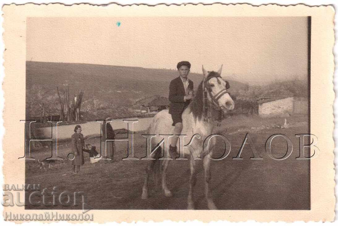 1944 FOTOGRAFIE MICĂ VECHE BĂIAT CĂLĂREȘTE UN CAL LA SAT D776