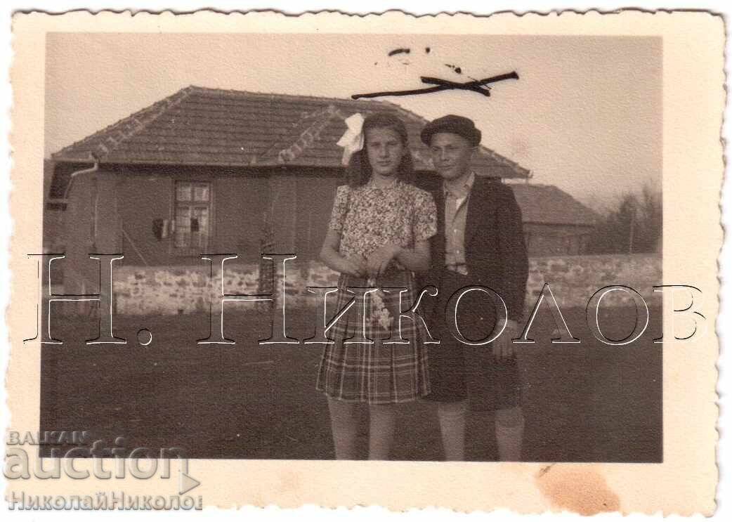 1944 МАЛКА СТАРА СНИМКА МОМЧЕ И МОМИЧЕ НА СЕЛО Д777