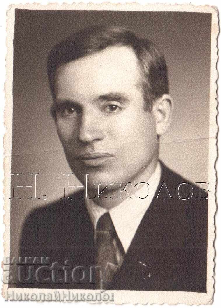 MICĂ POZĂ VECHE PLOVDIV TÂNĂR BĂRBAT STUDIO FOTO PAVLOV D779