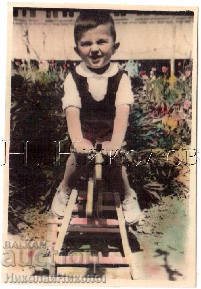 MICĂ POZĂ VECHE CU UN BĂIAT CU CAL DE LEMN D782 MICĂ POZĂ VECHE CU UN BĂIAT CU CAL DE LEMN D782