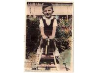 MICĂ POZĂ VECHE CU UN BĂIAT CU CAL DE LEMN D782