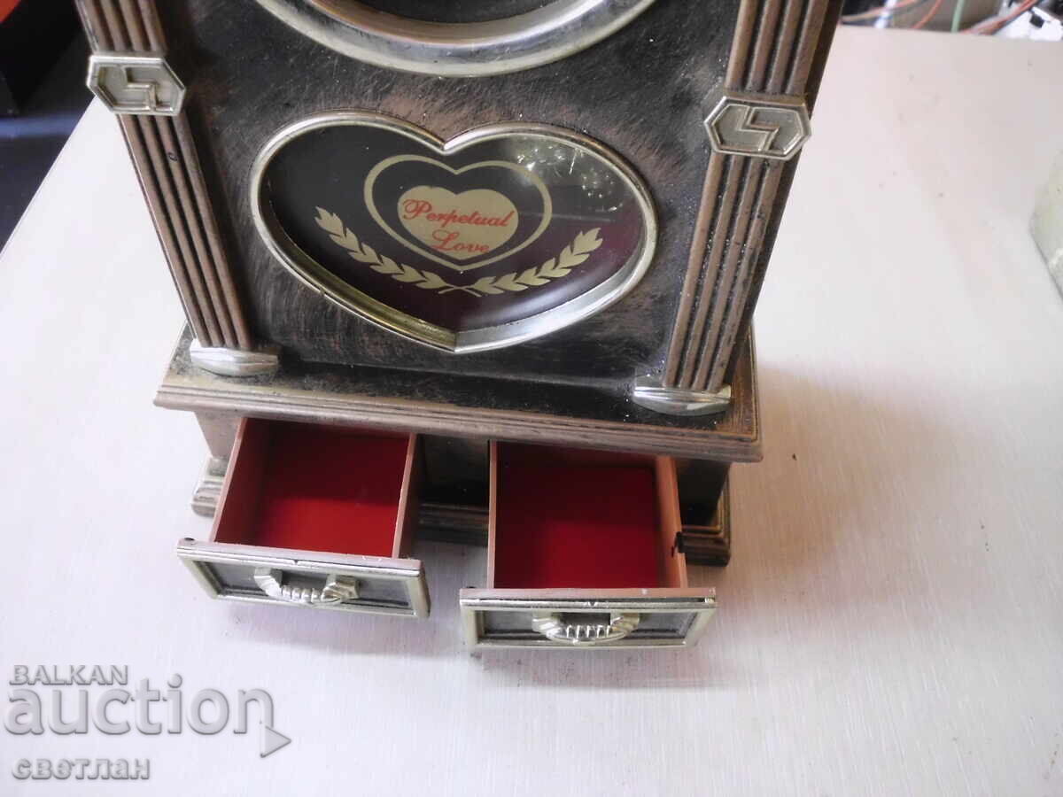 кутия за бижута с цена 15.00 лв. | € 7.67